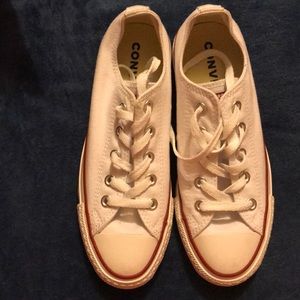 I’m selling white converse